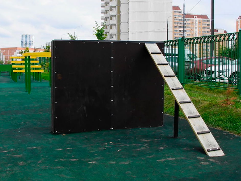 Забор с наклонной доской полоса препятствий
